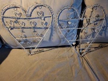 Metalen witte hart met loshangende hartjes. beschikbaar voor biedingen