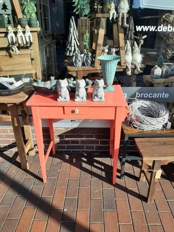 Vintage koraalrode tafel met lade en handdoekenrek beschikbaar voor biedingen