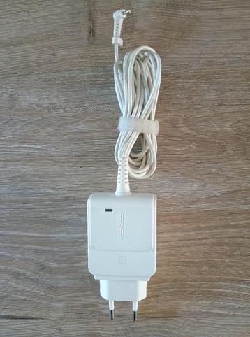 Asus ad82000 laptop oplader 19v 1,58a 30w 2,5 x 0,7mm rond beschikbaar voor biedingen