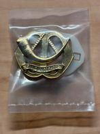 Baretembleem menno van coehoorn nieuw in verpakking, Verzamelen, Ophalen of Verzenden, Landmacht, Nederland, Embleem of Badge
