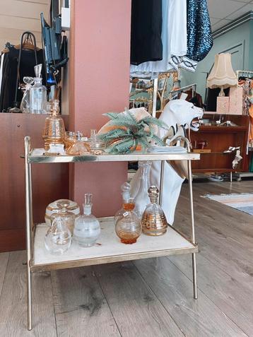Goudkleurig vintage tafeltje – tweelaags & decoratief beschikbaar voor biedingen
