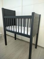 Baby wieg, Kidsmill Noa Wieg – Antraciet, Kinderen en Baby's, Babywiegjes en Ledikanten, Ophalen, Zo goed als nieuw, Wieg