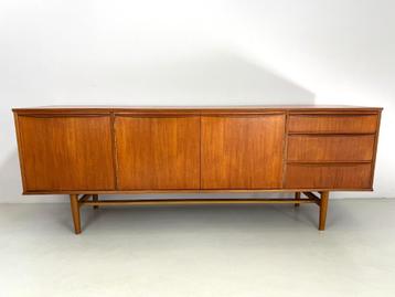 Vintage dressoir beschikbaar voor biedingen