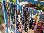 100 kettingen en armbanden, kralen, knutselen, vintage retro, Ophalen, Zo goed als nieuw, Overige kleuren, Overige materialen