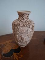 Antiek Chinees bewerkt vaasje, steen, been?, Antiek en Kunst, Ophalen of Verzenden