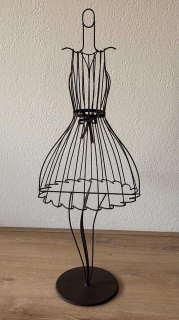 Kleine paspop beschikbaar voor biedingen