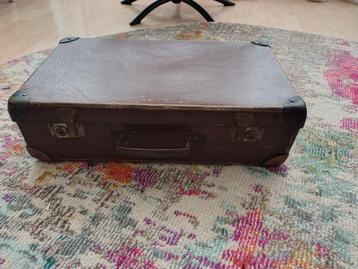 Vintage donkerbruine koffer beschikbaar voor biedingen