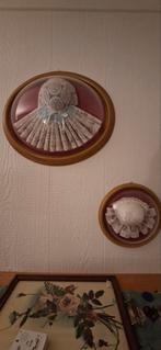 Antieke kanten mutsen in lijst - 2 stuks, Antiek en Kunst, Ophalen