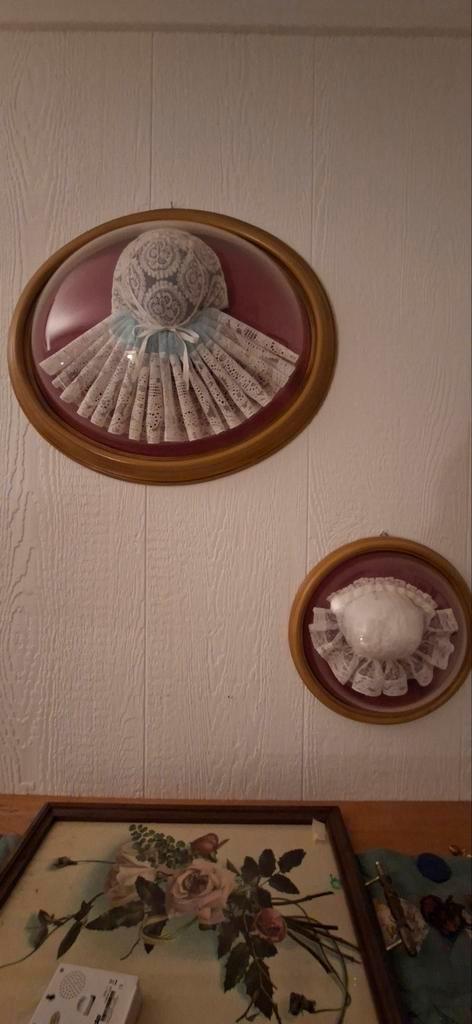 Antieke kanten mutsen in lijst - 2 stuks, Antiek en Kunst, Antiek | Overige Antiek, Ophalen