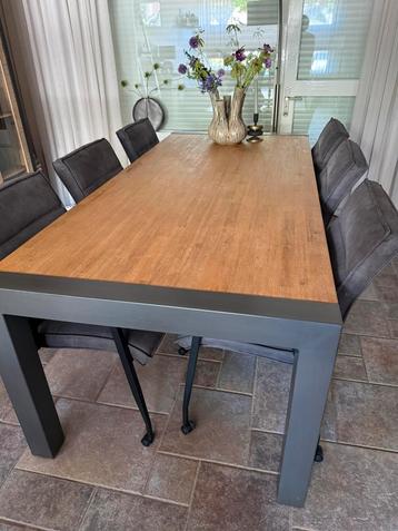 Eetkamer tafel beschikbaar voor biedingen