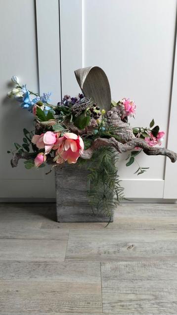 Decoratieve vaas met kunstbloemen beschikbaar voor biedingen