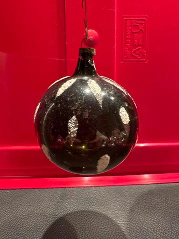 Vintage kerstbal zwart met witte decoraties beschikbaar voor biedingen