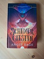 Schemergeesten - Angie Sage (Tovenaarskind Boek 1), Boeken, Ophalen of Verzenden, Zo goed als nieuw, Angie Sage