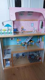 Houten poppenhuis icl attributen, Ophalen, Zo goed als nieuw, Poppenhuis