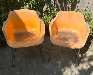 Gratis af te halen: 2 tuinstoelen (opknappers) beschikbaar voor biedingen
