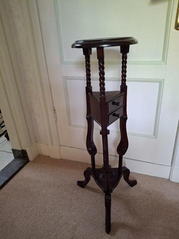 Hoge antieke notenhouten/teakhouten plantentafel beschikbaar voor biedingen