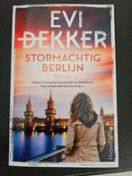 Evi Dekker / Stormachtig Berlijn, Boeken, Thrillers, Ophalen of Verzenden, Zo goed als nieuw