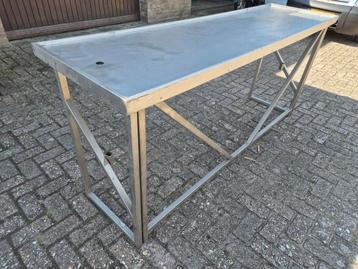 Bar serveer tafel gebruikt  beschikbaar voor biedingen