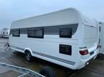 Hobby 560 KMFE uit 2021: 3 stapelbed, 2000 kg as, airco, Caravans en Kamperen, Caravans, Ringverwarming, Hobby, Frans bed, Treinzit