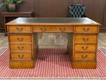 Klassiek Engels bureau #543 beschikbaar voor biedingen