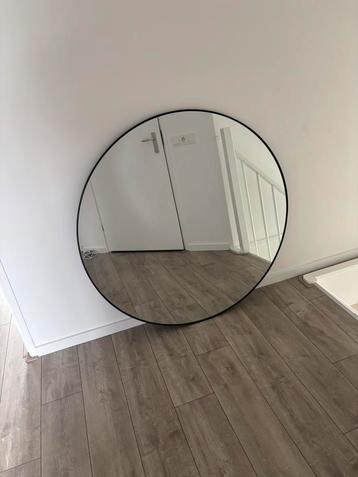 Grote ronde spiegel, diameter van 115 cm. beschikbaar voor biedingen