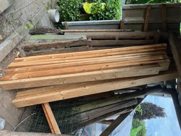 Vuren balken beschikbaar voor biedingen