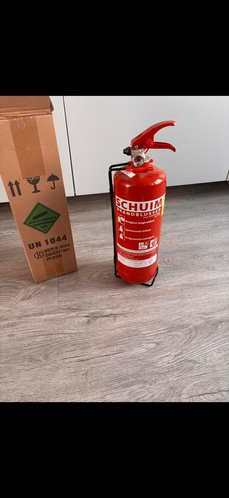Schuimblusser 2 liter met ophang beugel, Huis en Inrichting, Brandblussers en Brandkasten, Zo goed als nieuw, Ophalen of Verzenden