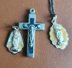 2 medallions van Lourdes en een kruisje, Ophalen of Verzenden