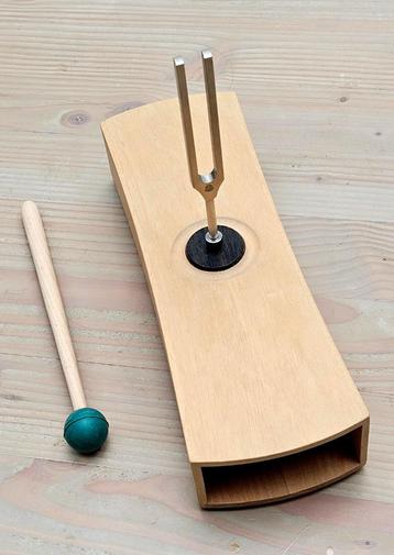 Stemvork 432 of 440 Hz met klankkast en aanslag stok beschikbaar voor biedingen