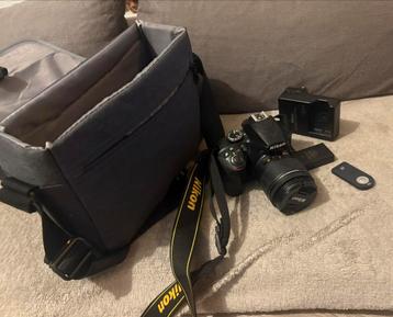 Nikon D3400 DSLR + 18-55mm VR lens + accessoires – Compleet beschikbaar voor biedingen
