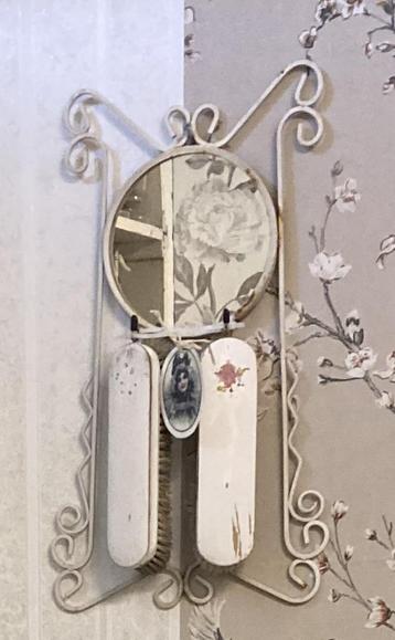 Brocante spiegel met kleerborstels in metalen frame beschikbaar voor biedingen