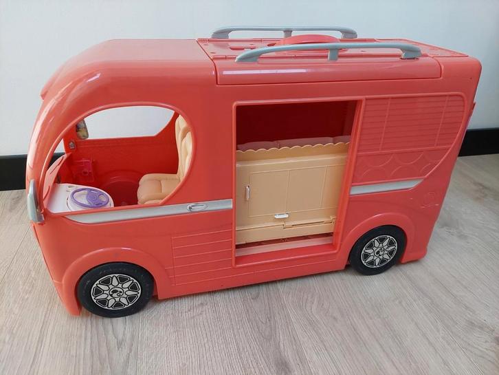 Barbie camper met veel accessoires (exclusief barbies), Kinderen en Baby's, Speelgoed | Speelgoedvoertuigen, Gebruikt, Ophalen