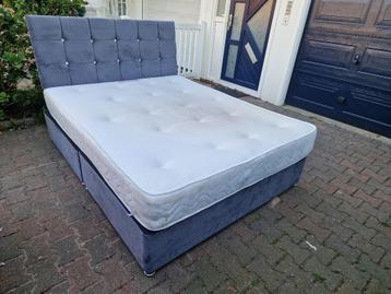 Tweepersoonsbed grijs inclusief matras en luxe hoofdbord