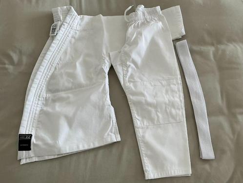 Decathlon,  Nieuw judopak met band, maat 110, Sport en Fitness, Vechtsporten en Zelfverdediging, Nieuw, Judo, Vechtsportpak, Maat XS of kleiner