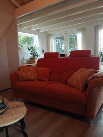 Gratis Oranje Bank - Comfortabel en Stijlvol! beschikbaar voor biedingen