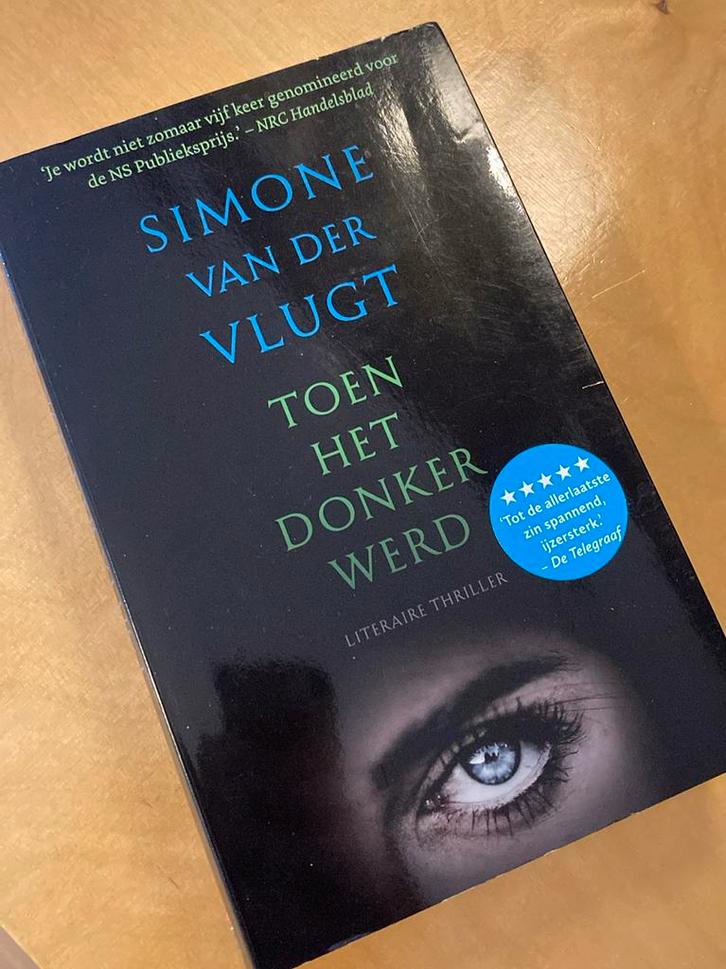 Simone van der Vlugt - Toen het donker werd, Boeken, Thrillers, Gelezen, Nederland, Ophalen of Verzenden