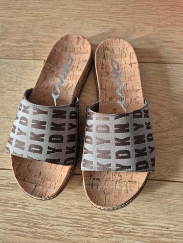 DKNY slide shoe beschikbaar voor biedingen