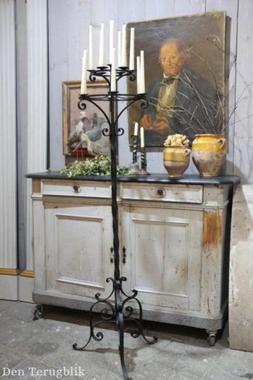 Kaarsen kandelaar op hoge voet beschikbaar voor biedingen