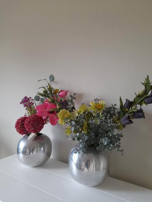 2 ronde vazen/bloempot zilverkleurig inclusief kunstbloemen, Huis en Inrichting, Woonaccessoires | Vazen, Overige kleuren, Minder dan 50 cm