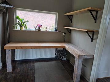 Steigerhouten hoekbureau met 2 wandplanken beschikbaar voor biedingen