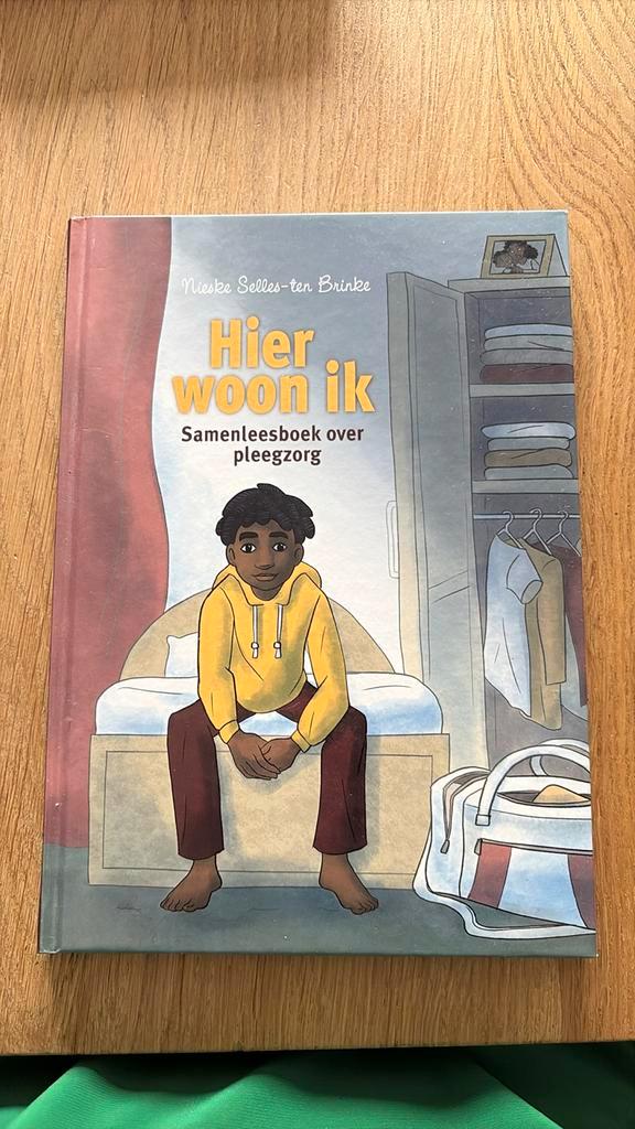 Nieske Selles-ten Brinke - Hier woon ik, Boeken, Kinderboeken | Jeugd | onder 10 jaar, Zo goed als nieuw, Ophalen of Verzenden