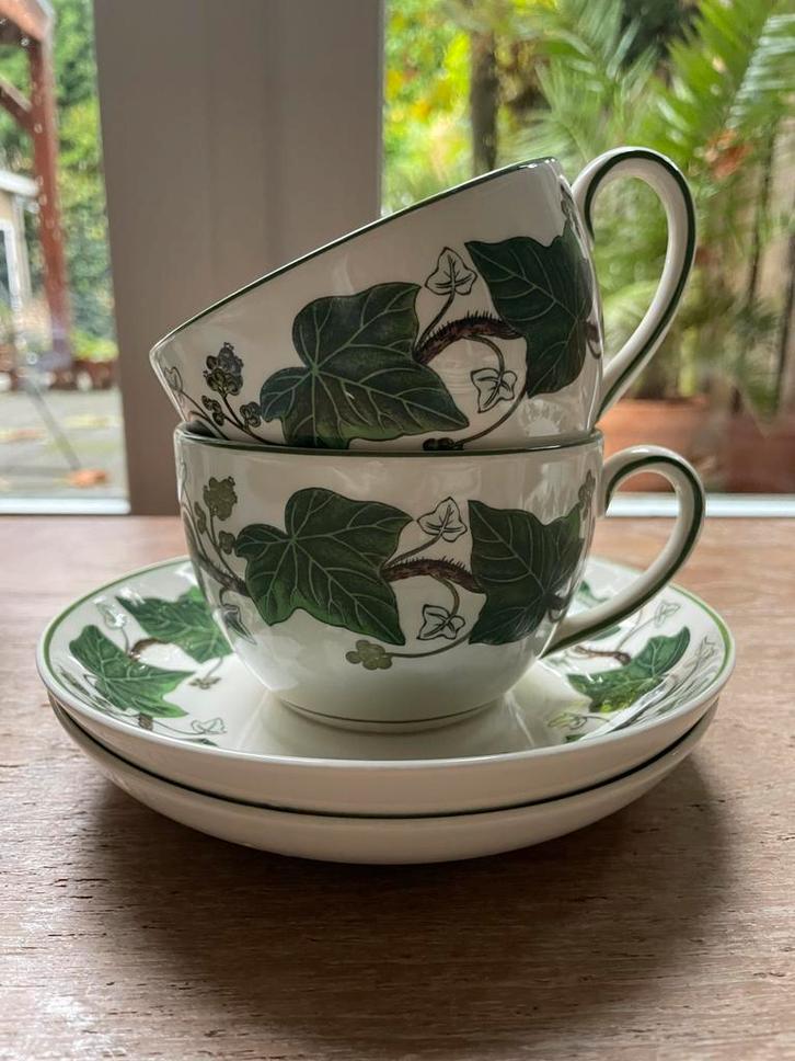 Twee grote thee / ontbijtkoppen Wedwood Napoleon Ivy, Antiek en Kunst, Antiek | Servies los, Ophalen