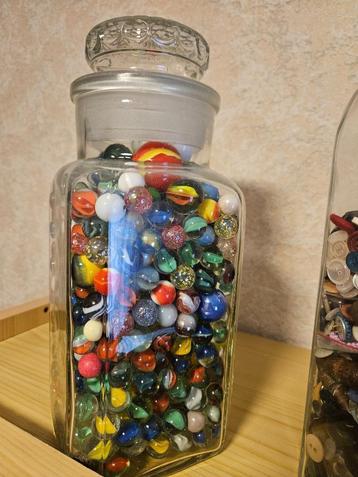 grote glazen vintage stolp pot B vol met glazen knikkers beschikbaar voor biedingen