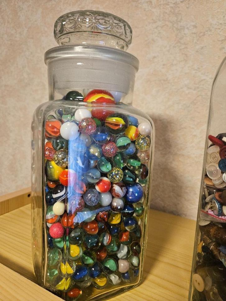 grote glazen vintage stolp pot B vol met glazen knikkers, Huis en Inrichting, Woonaccessoires | Stolpen, Zo goed als nieuw, Ophalen