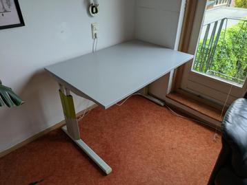 Grijs bureau in hoogte verstelbaar met kabelgoot
