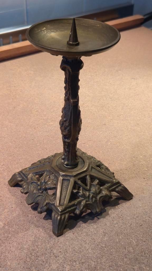 Antieke messing spijkerkandelaar 1900 – Neo-rococo massief, Antiek en Kunst, Antiek | Kandelaars, Koper of Brons, Ophalen of Verzenden