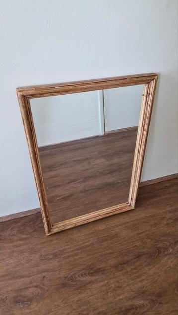 Spiegel met houten frame beschikbaar voor biedingen