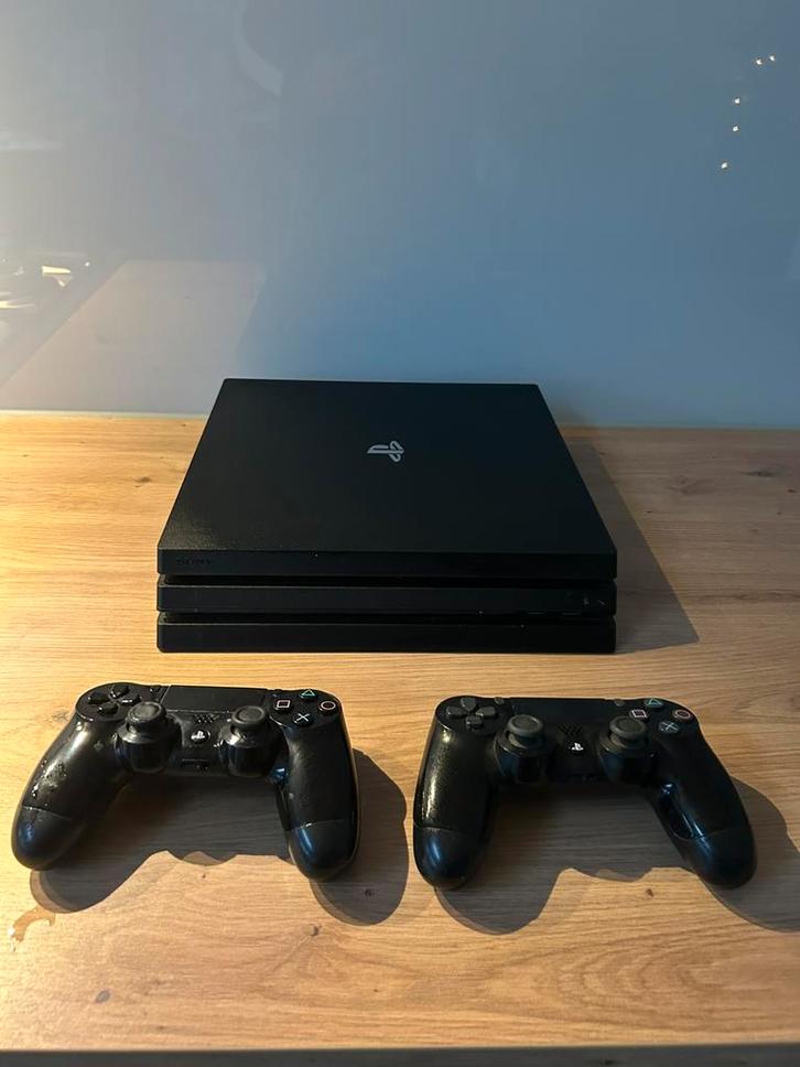 PlayStation 4 Pro 1 Tb + Evt met Controllers Nette staat, Spelcomputers en Games, Spelcomputers | Sony PlayStation 4, Zo goed als nieuw