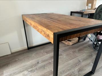 Mangohouten bartafel beschikbaar voor biedingen