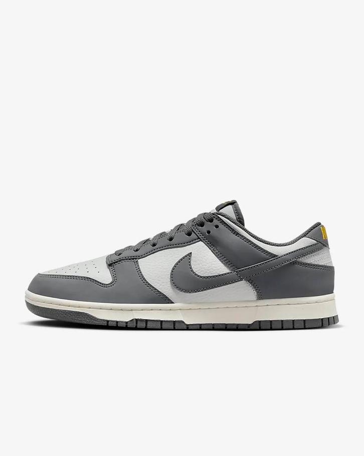 Nike dunk low ‘iron grey lightning’ - maat 41, Kleding | Heren, Schoenen, Nieuw, Sneakers of Gympen, Overige kleuren, Ophalen of Verzenden